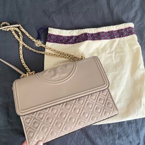 Elegant Tory Burch Beige Quilted Shoulder Bag
